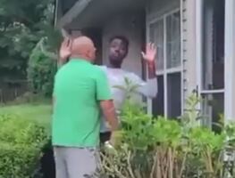 "Esto no es África": hombre lanza insultos racistas contra sus vecinos en EU y lo arrestan