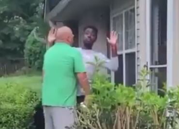 "Esto no es África": hombre lanza insultos racistas contra sus vecinos en EU y lo arrestan