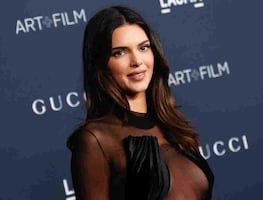 Kendall Jenner presume la tendencia braless con blusa transparente en cita con Bad Bunny