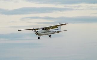 Piloto sufre emergencia y pasajero aterriza avioneta en Florida