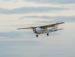 Piloto sufre emergencia y pasajero aterriza avioneta en Florida