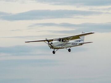 Piloto sufre emergencia y pasajero aterriza avioneta en Florida