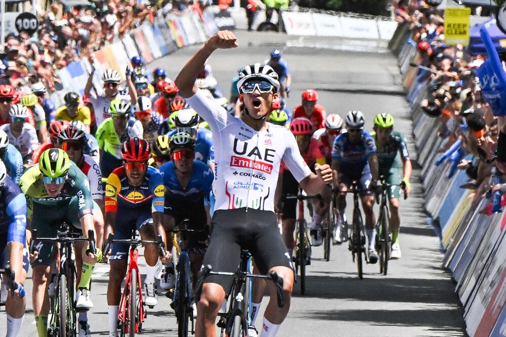 ¡Triunfo épico! El mexicano Isaac del Toro sorprende al ganar su primera etapa en el tour de Australia. VIDEO. (Photo by Brenton EDWARDS / AFP)