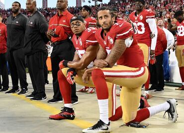 Trump mantiene el duelo contra deportistas que se arrodillen durante el himno