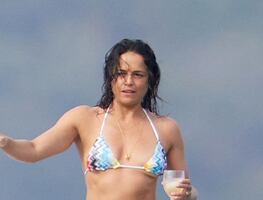 Michelle Rodriguez luce su silueta con bikini multicolor en yate de lujo