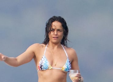 Michelle Rodriguez luce su silueta con bikini multicolor en yate de lujo