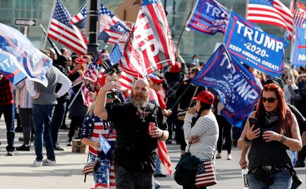 “Arresten a los empleados electorales”, gritan seguidores de Trump en centros de conteo