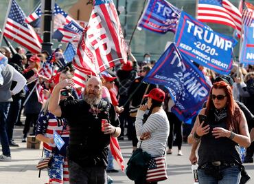 “Arresten a los empleados electorales”, gritan seguidores de Trump en centros de conteo