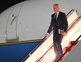 Joe Biden tropieza nuevamente en el Air Force One; video se hace viral