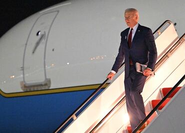 Joe Biden tropieza nuevamente en el Air Force One; video se hace viral