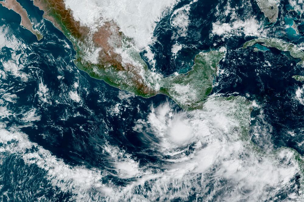 Frente frío y tormenta Pilar generan lluvias intensas en México; alerta en Chiapas y Oaxaca. (NOAA vía AP)