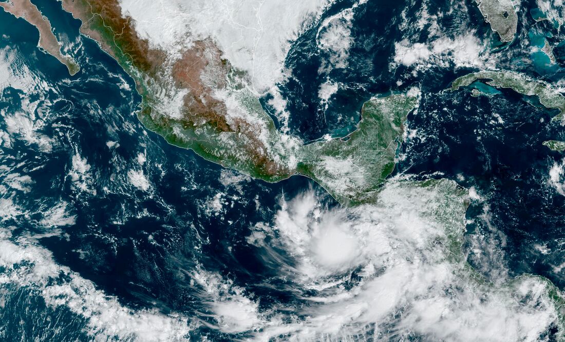 La tormenta Pilar causa lluvias "torrenciales" y oleaje en el sureste de México. (NOAA vía AP)