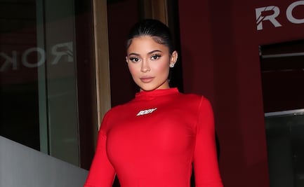 Kylie Jenner deslumbra con silueta 'curvy' en ajustado catsuit rojo