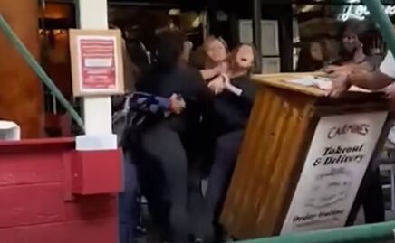 Golpean a empleada de restaurante por pedir prueba de vacunación