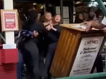 Golpean a empleada de restaurante por pedir prueba de vacunación