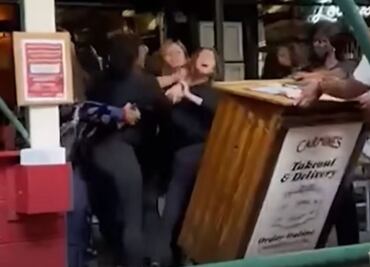 Golpean a empleada de restaurante por pedir prueba de vacunación