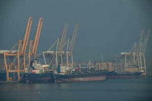 El petróleo se desploma más de 5 % tras ataque simbólico de Irán contra EU que calma temores de escalada