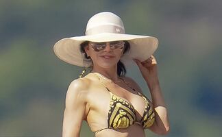 Lauren Sánchez posa con microbikini en el millonario yate de su prometido Jeff Bezos