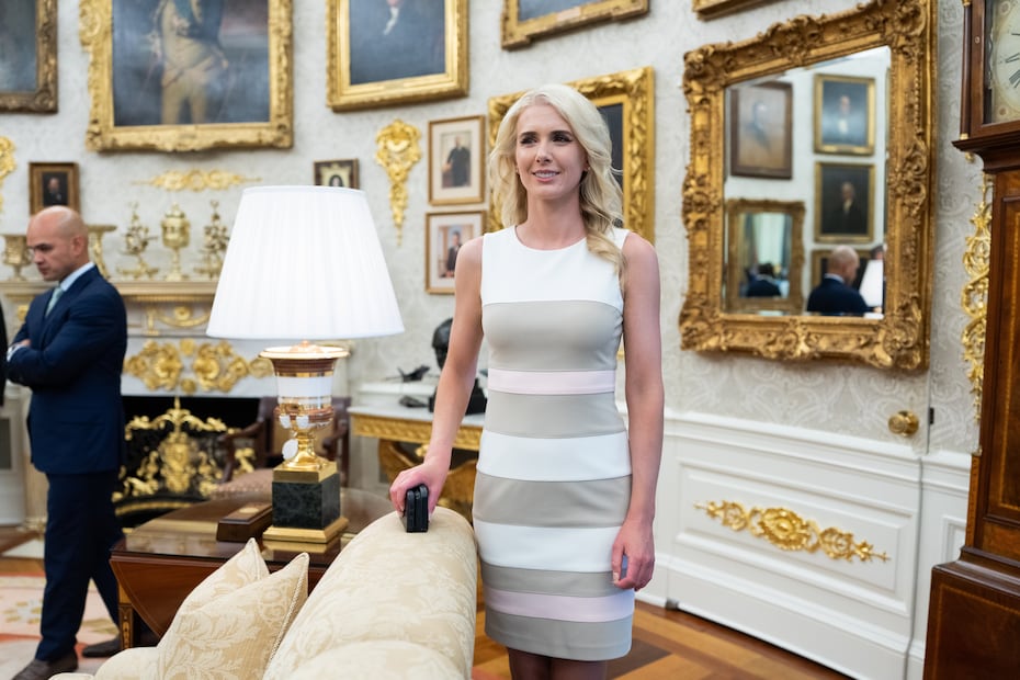¿Quién es Natalie Harp? La asistente de 35 años que se ha vuelto inseparable de Trump. Foto: EFE/EPA/AARON SCHWARTZ / POOL