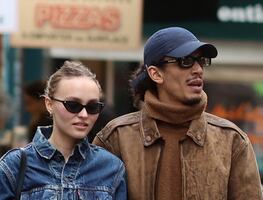 Hija de Johnny Depp cautiva con minifalda a cuadros en París