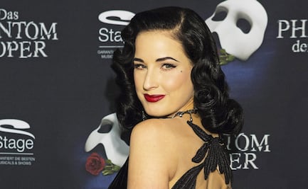 Dita Von Teese se luce con brillante bikini joya a los 51 años y deslumbra