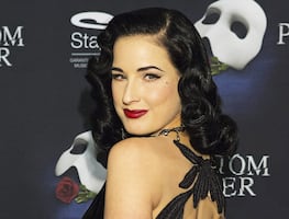 Dita Von Teese se luce con brillante bikini joya a los 51 años y deslumbra