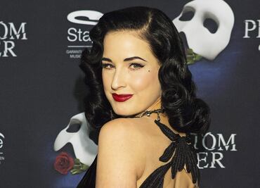 Dita Von Teese se luce con brillante bikini joya a los 51 años y deslumbra