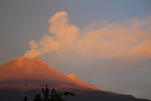 Volcán Popocatépetl continúa con emisión de gas y ceniza (EN VIVO)