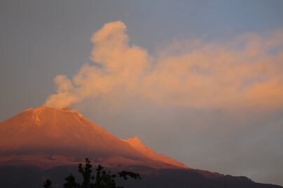 Volcán Popocatépetl continúa con emisión de gas y ceniza (EN VIVO)