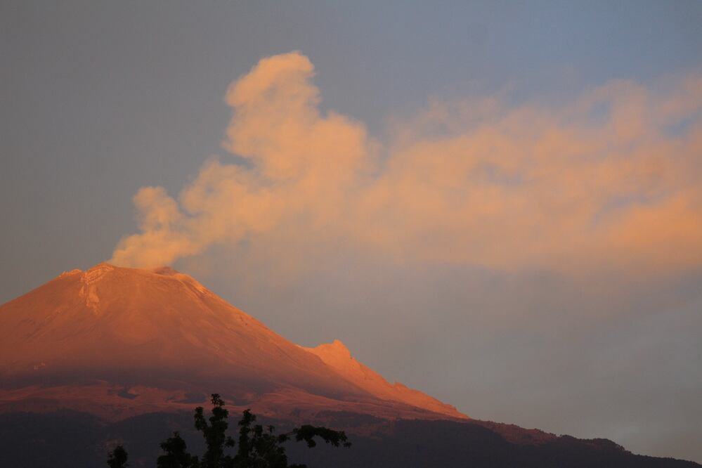 Volcán Popocatépetl continúa con emisión de gas y ceniza. Foto (OMAR CONTRERAS EL UNIVERSAL)