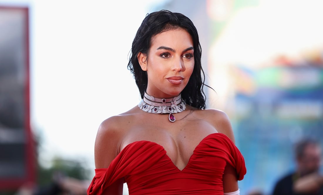 Georgina Rodríguez se luce como Jessica Rabbit con vestido rojo y joyas de lujo. Foto: AP