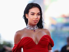 Al estilo Kim Kardashian. Georgina Rodríguez se luce con nuevo look y vestido ‘de oro’ para anunciar su serie