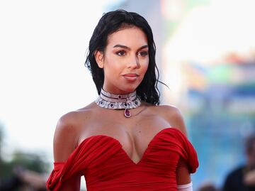 Georgina Rodríguez se luce como Jessica Rabbit con vestido rojo y joyas de lujo