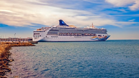 Crucero abandona a turistas en África tras demora en su regreso; recorrieron 7 países para alcanzar el barco