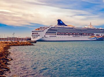 Crucero abandona a turistas en África tras demora en su regreso; recorrieron 7 países para alcanzar el barco