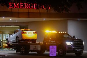 Tragedia en Austin: Vehículo se estrella contra sala de emergencias de un hospital. VIDEO