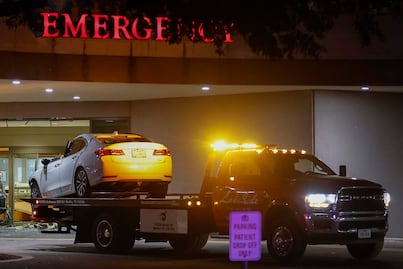 Tragedia en Austin: Vehículo se estrella contra sala de emergencias de un hospital. VIDEO