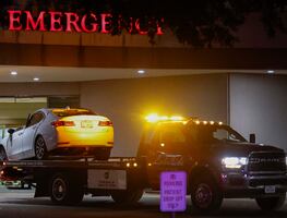 Tragedia en Austin: Vehículo se estrella contra sala de emergencias de un hospital. VIDEO
