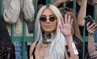 Kim Kardashian se luce en París con vestido inspirado en Madonna 