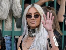 Kim Kardashian se luce en París con vestido inspirado en Madonna