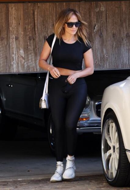 Jennifer Lopez impacta con silueta en leggings negros a los 50 