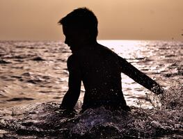 Hospitalizan de gravedad a niño de Florida por rara ameba 'come cerebros'