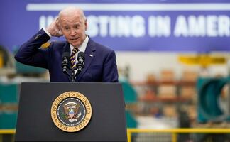 Biden cree que el muro fronterizo con México no es efectivo y afirma que no puede evitar reforzarlo