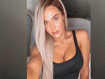 Luchadora de la WWE se prepara para la Navidad con minivestido