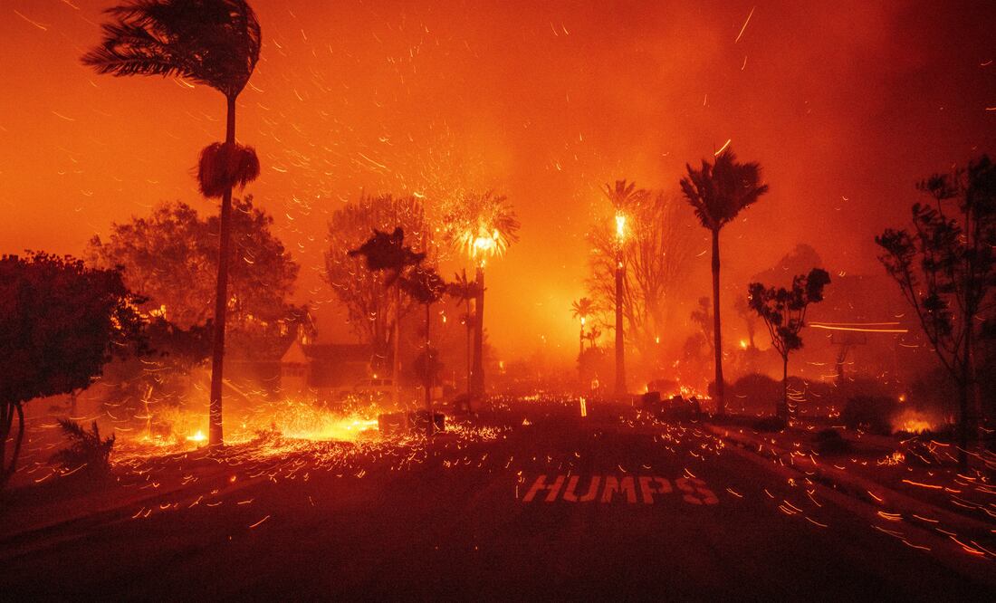 Incendios en Los Ángeles: Consulado mexicano ofrece asistencia y orientación. (AP Photo/Ethan Swope)