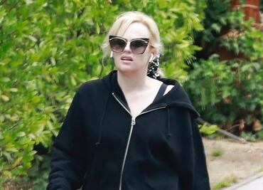 Rebel Wilson presume figura con leggings tras perder 30 kilos