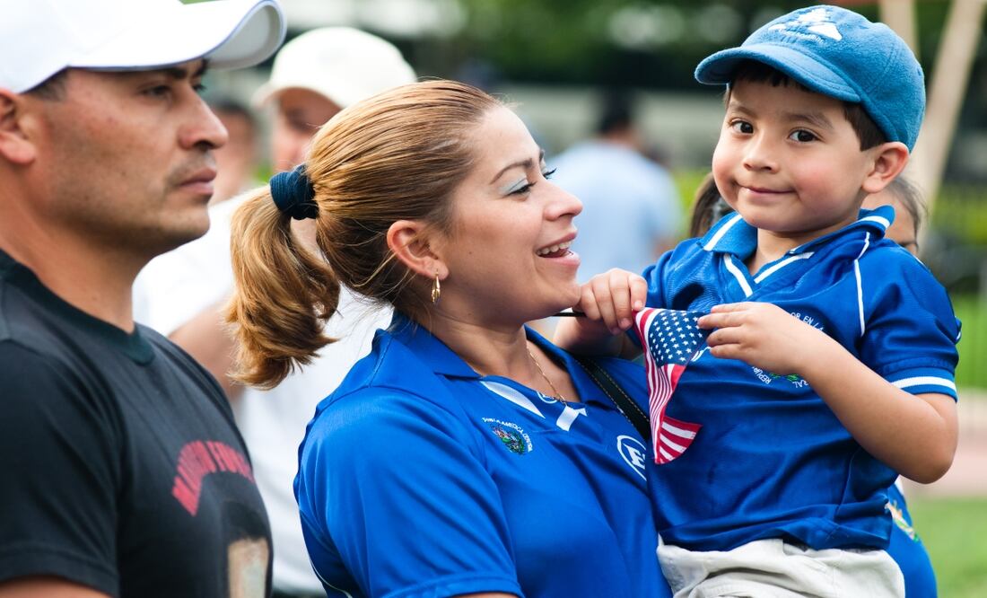 Dieciséis estados de EU demandan para detener programa que naturalizaría a cónyuges inmigrantes. Foto: iStock / rrodrickbeiler
