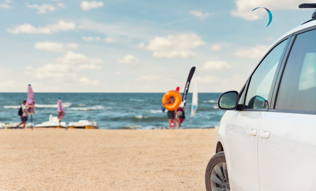 Una mujer llega conduciendo su automóvil hasta el agua de una playa en Florida. iStock / Kyryl Gorlov
