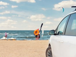 Mujer ebria conduce su camioneta a la playa y sorprende a bañistas