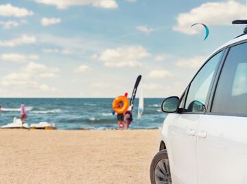 Mujer ebria conduce su camioneta a la playa y sorprende a bañistas